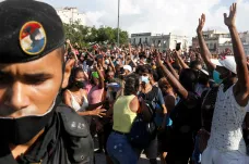Kvůli nedělním demonstracím kubánský režim podle médií zadržel nejméně sto lidí