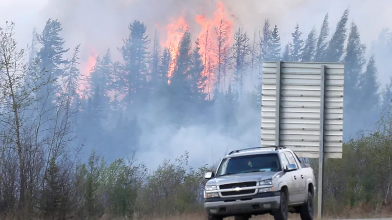 Požár v Albertě vyhání z oblasti těžaře