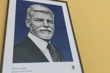 Prezident Pavel má oficiální portrét. Poštovní známky jsou v deseti barevných provedeních