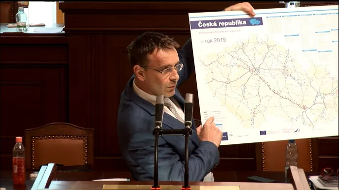Vladimír Kremlík ukazuje mapu s úspěchy ministerstva dopravy