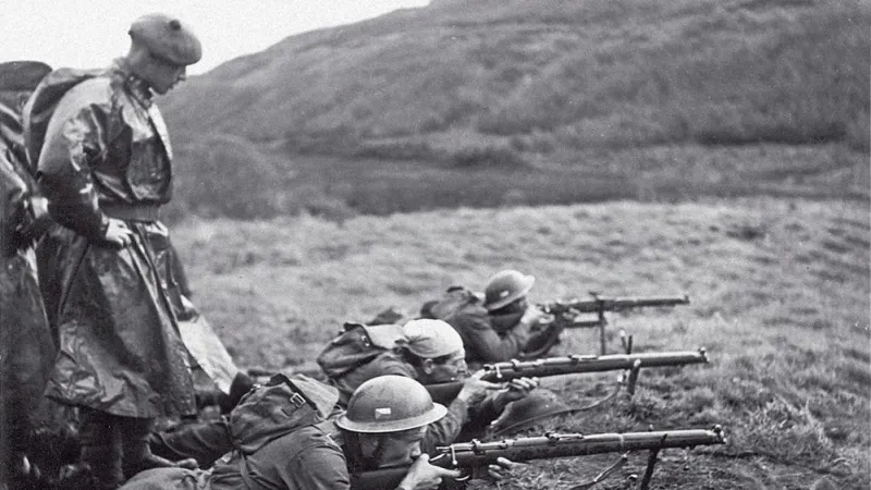 Během výcviku směli parašutisté vystřelit zhruba jen třicetkrát ze samopalu a patnáctkrát z pistole, více nábojů nedostali