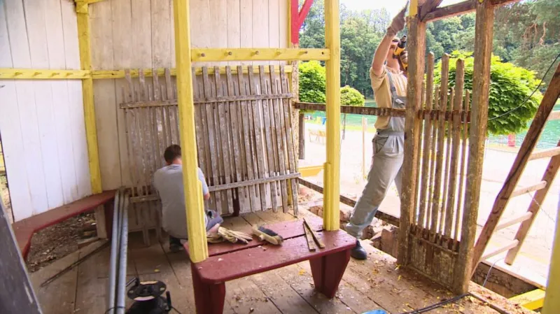 Řemeslníci musí odstranit přes desítku starých nátěrů a obnovit původní barevný odstín