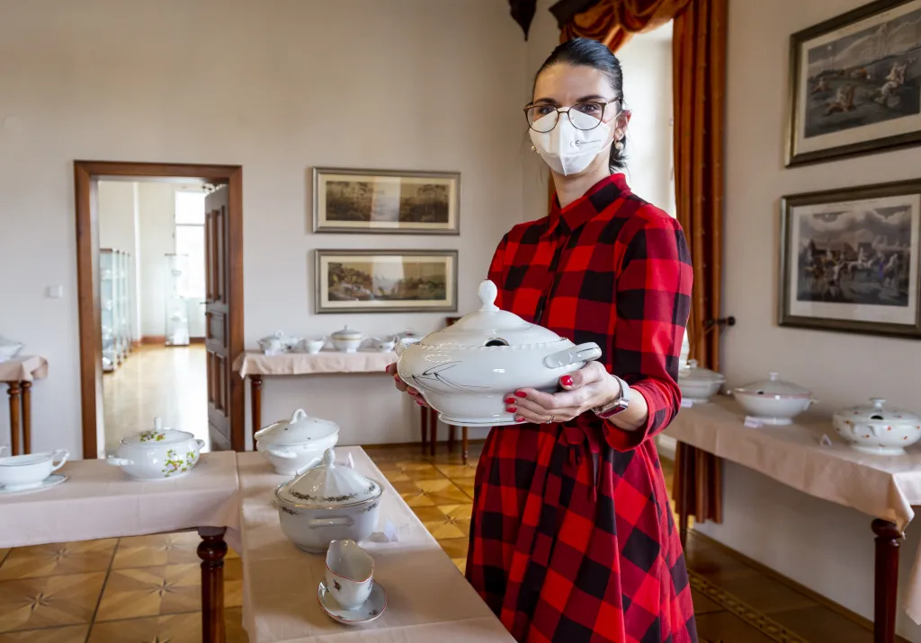 Nyní jsou na zámku připravené tři výstavy. Jde například o porcelánové omáčníky a teriny nebo fotografie bratrů Bienertů. Finišují také práce na novém prvorepublikovém prohlídkovém okruhu