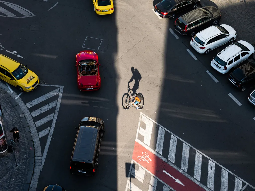 O Praze se často mluví jako o stověžatém městě. Z pražských věží je samozřejmě dobře vidět krása okolních barokních a gotických památek, ale co když se rozhodnete podívat se přímo dolů, na křižovatky a chodníky pod vámi? Objevíte docela nový svět.