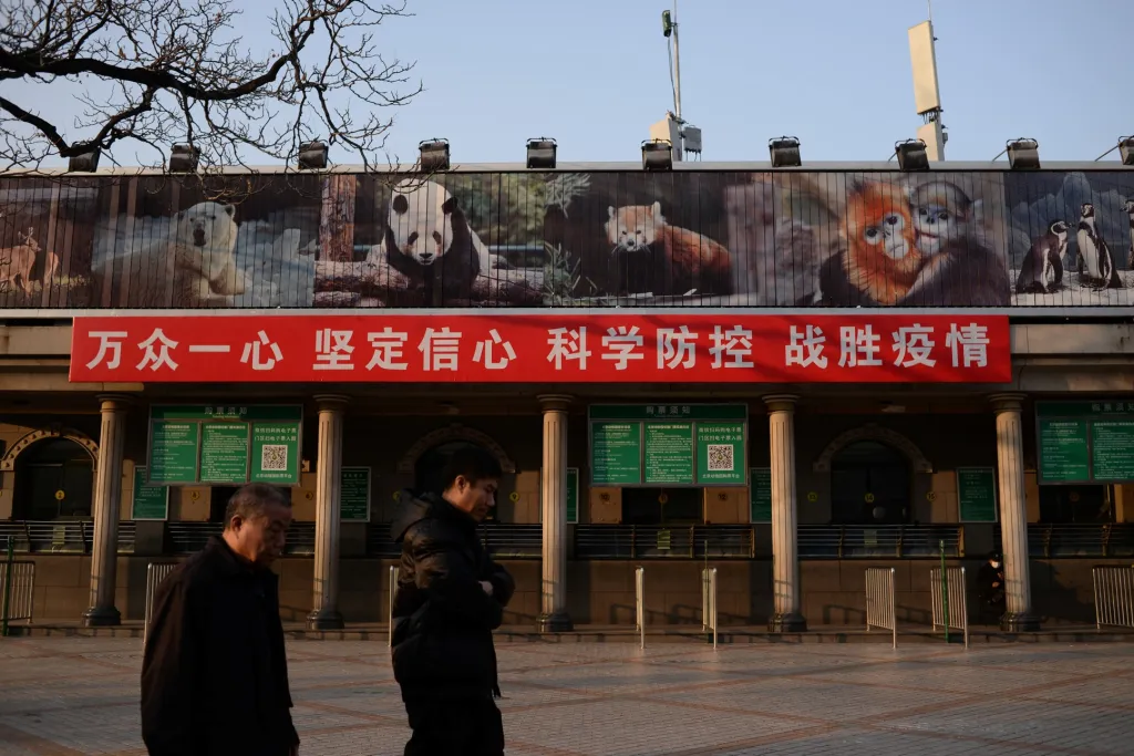 Zoo v Pekingu byla pro návštěvníky uzavřena 10. února a situace se od té doby nezměnila. Nápis nad pokladnami hlásí „zůstaňme jednotní, uchovejme si víru a sebevědomí, s pomocí vědy můžeme epidemii porazit“