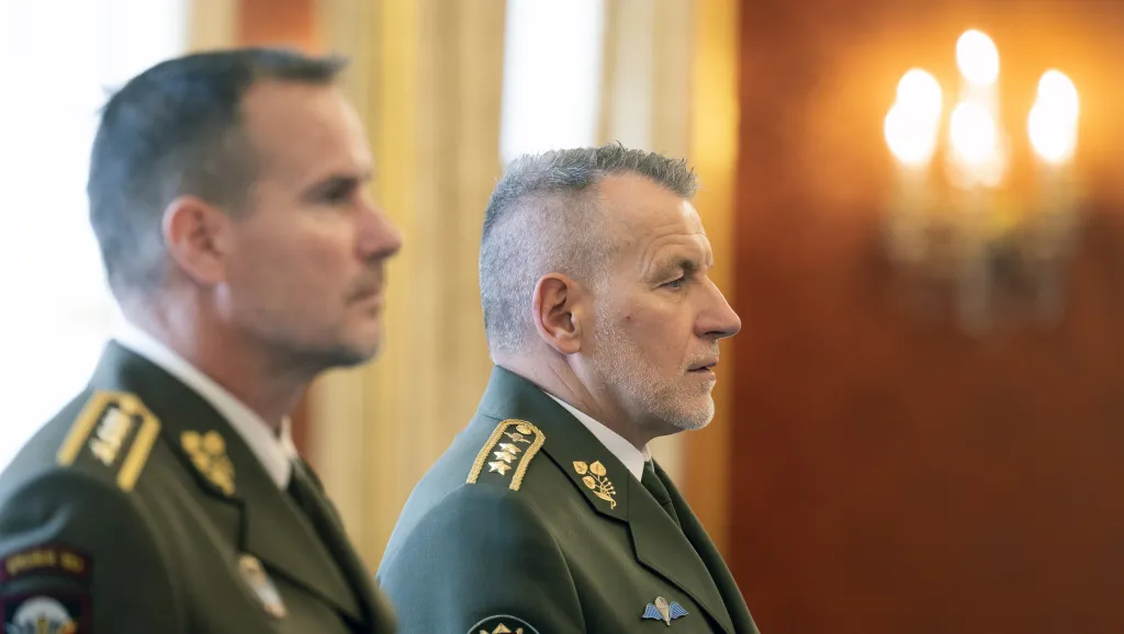 Končící náčelník generálního štábu Karel Řehka (vlevo) a nový náčelník generálního štábu Miroslav Hlaváč (vpravo)