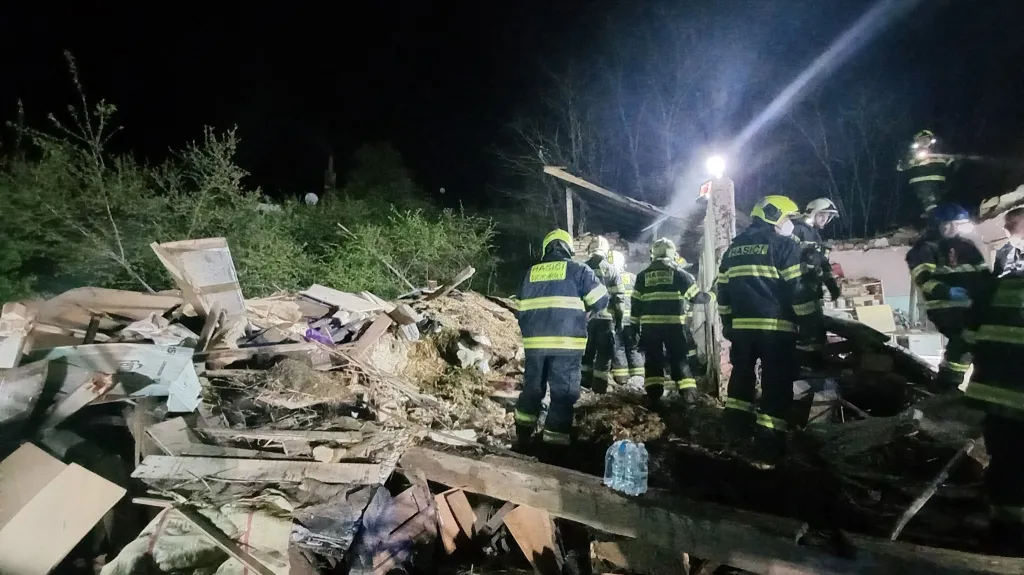 Zničený dům v Suchohrdlech