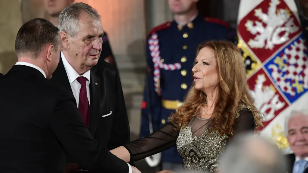 Lenka Procházková přebírá vyznamenání od Miloše Zemana (28. 10. 2018)
