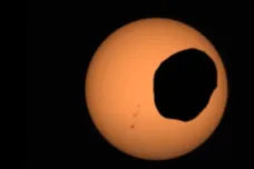 Takhle vypadá zatmění Slunce na Marsu. Natočil ho rover Perseverance