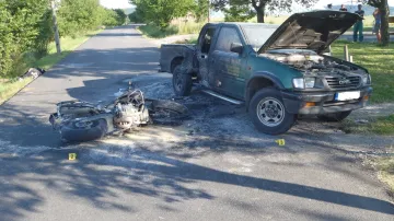Po havárii shořel motocykl i auto