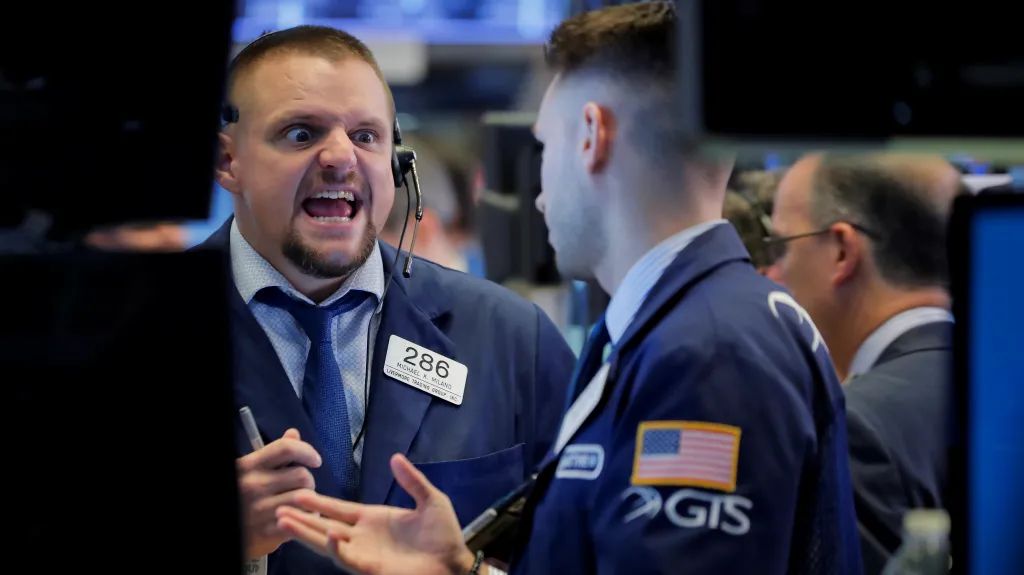 Obchodníci na parketu newyorské akciové burzy