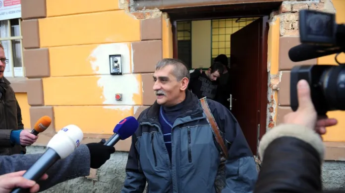 Vězeň po vyhlášení amnestie opouští plzeňskou věznici Bory
