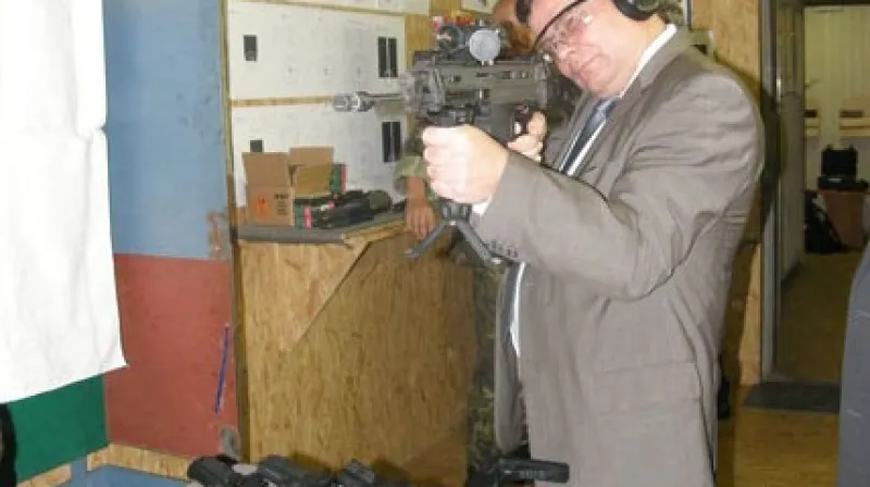 Alexandr Vondra v České zbrojovce