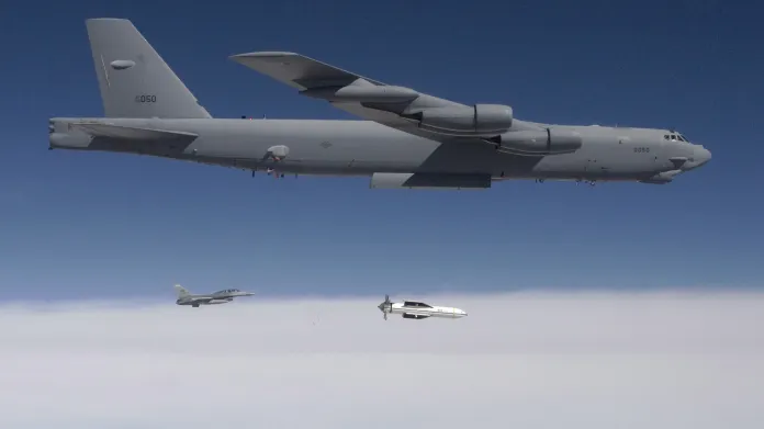 Cvičná puma GBU-57 vypuštěná z letadla B-52