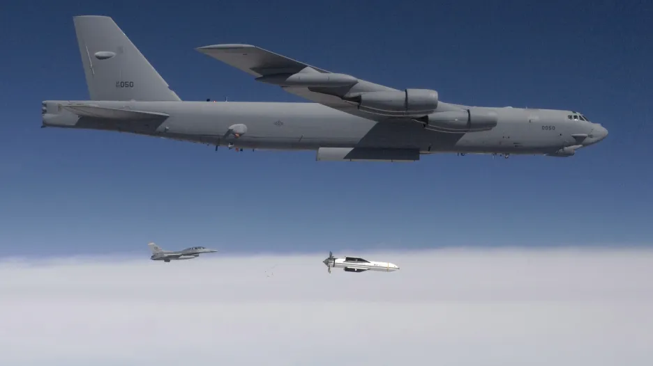 Cvičná puma GBU-57 vypuštěná z letadla B-52