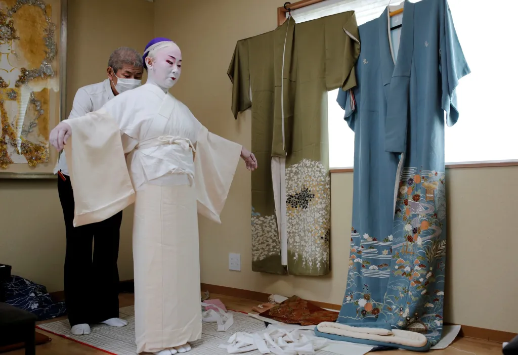 Kimono, které gejši využívají během společenských akcí, je zdobné, ale decentní. Zajímavostí je vázání mašle, která drží kostým zavřený. Tu mají gejši tradičně na zádech. Naopak ženy lehčích mravů nosily mašli v úrovni břicha. To kvůli rychlé manipulaci s kimonem pro případ uvolnění kostýmu
