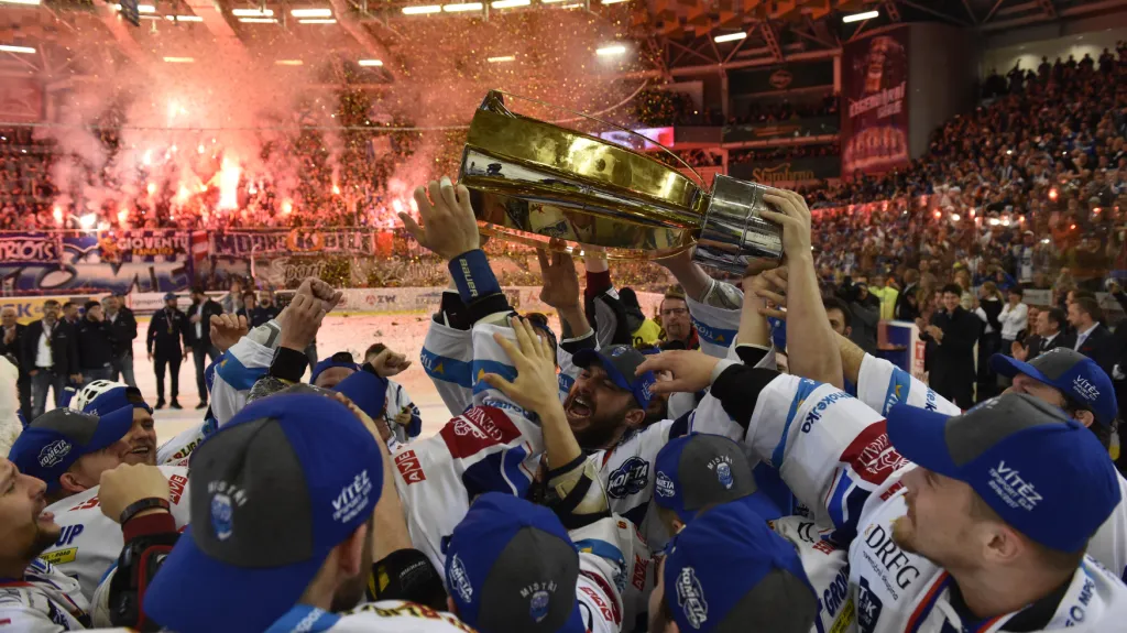 "We are the champions" znělo halou. Kapitán Komety Leoš Čermák převzal Masarykův pohár