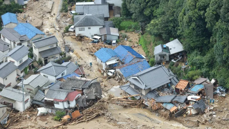 Nánosy půdy si razily cestu zabydlenou čtvrtí Hirošimy