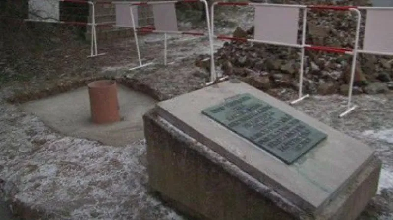 Památník na přehradě zastíní bilboard