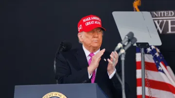 Donald Trump v kšiltovce MAGA