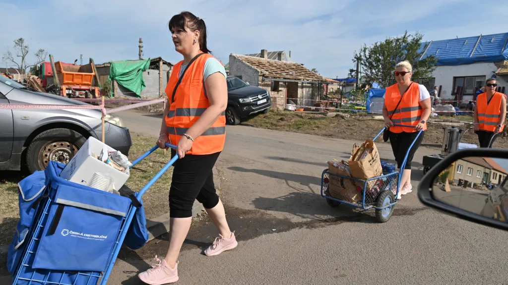 Dobrovolnice rozvážejí jídlo v Mikulčicích na Hodonínsku, kde pokračuje odstraňování škod po tornádu