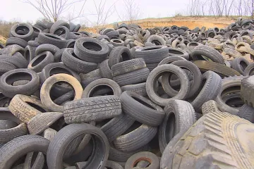 Staré pneumatiky se hromadí na skládkách. Firem, které by je recyklovaly, je málo