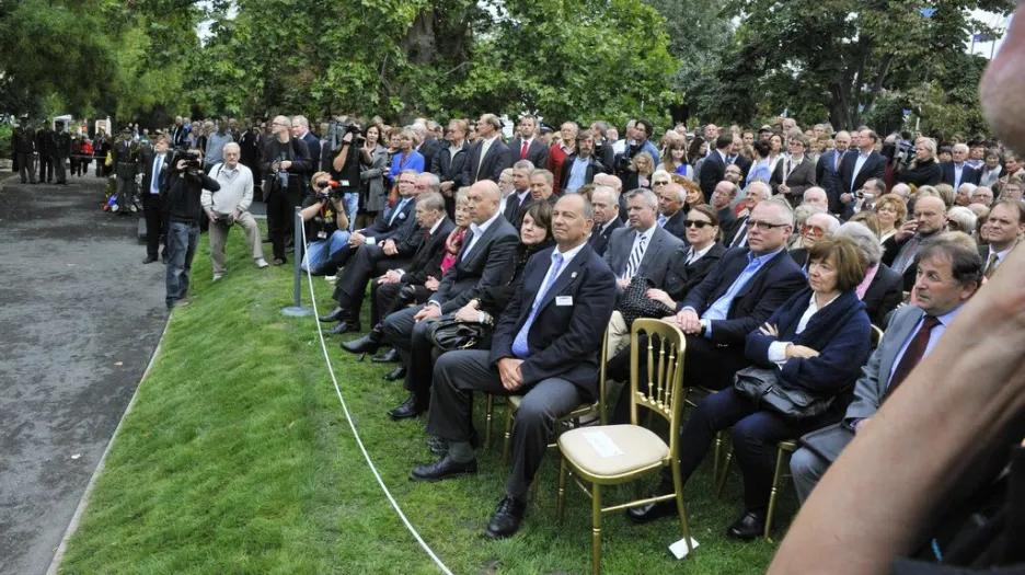 Na odhalení sochy dorazila česká společenská a politická špička.