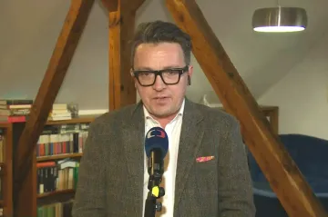 Huntington měl v lecčem pravdu, naději vidím v jednotě Západu, říká anglista