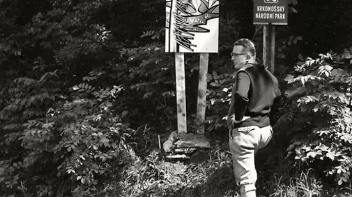 První ředitel Miroslav Klapka si prohlíží infotabule u hranice KRNAPu, 1967