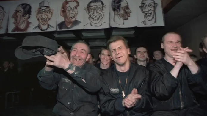 „Klub veselých a vynalézavých“ (členové ruské humoristické TV show) ve vazebním zařízení „Kříže“,Sankt-Petěrburg, Rusko, 1999