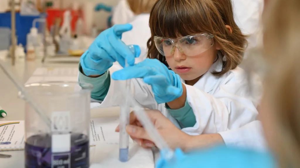 Ilustrační foto: Dítě v laboratoři