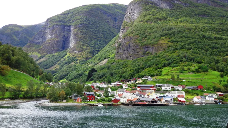 Cesta lodí po fjordech u norského Gudvangenu