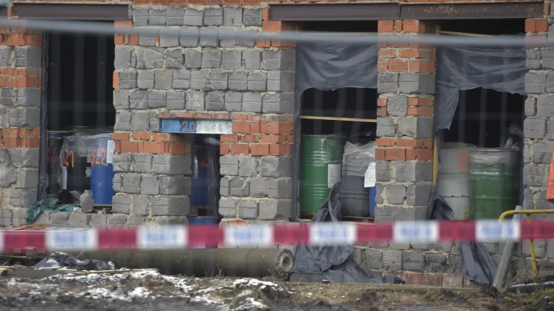 Barely ve skladovací hale, kde je nelegálně uložen nebezpečný odpad