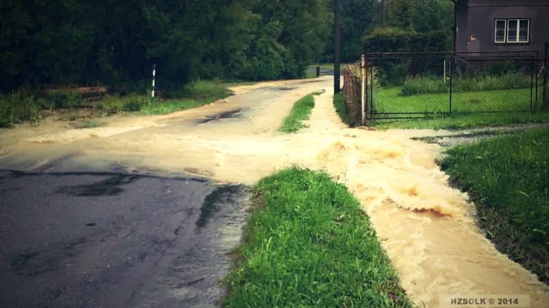 Voda valící se přes silnici na Jesenicku