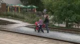 Nebezpečné přecházení kolejí v Kuřimi