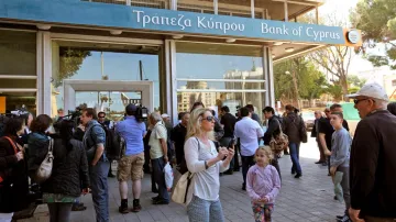 Lidé čekají na otevření kyperských bank
