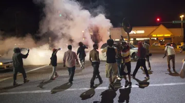 Pouliční demonstrace ve čtvrti Ferguson