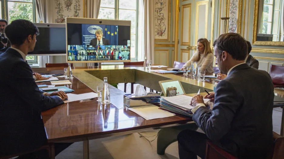 Francouzský prezident Emmanuel Macron se zúčastnil videokonference lídrů EU