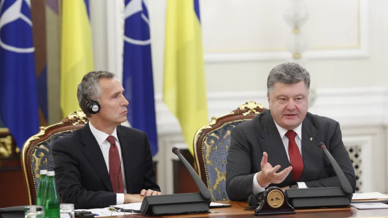 Šéf NATO Jens Stoltenberg při jednání s Porošenkem