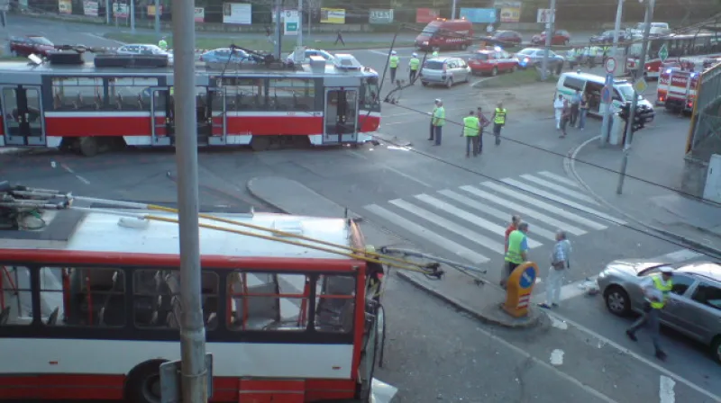 Nehoda tramvaje, trolejbusu a osobního auta v Provazníkově ulici