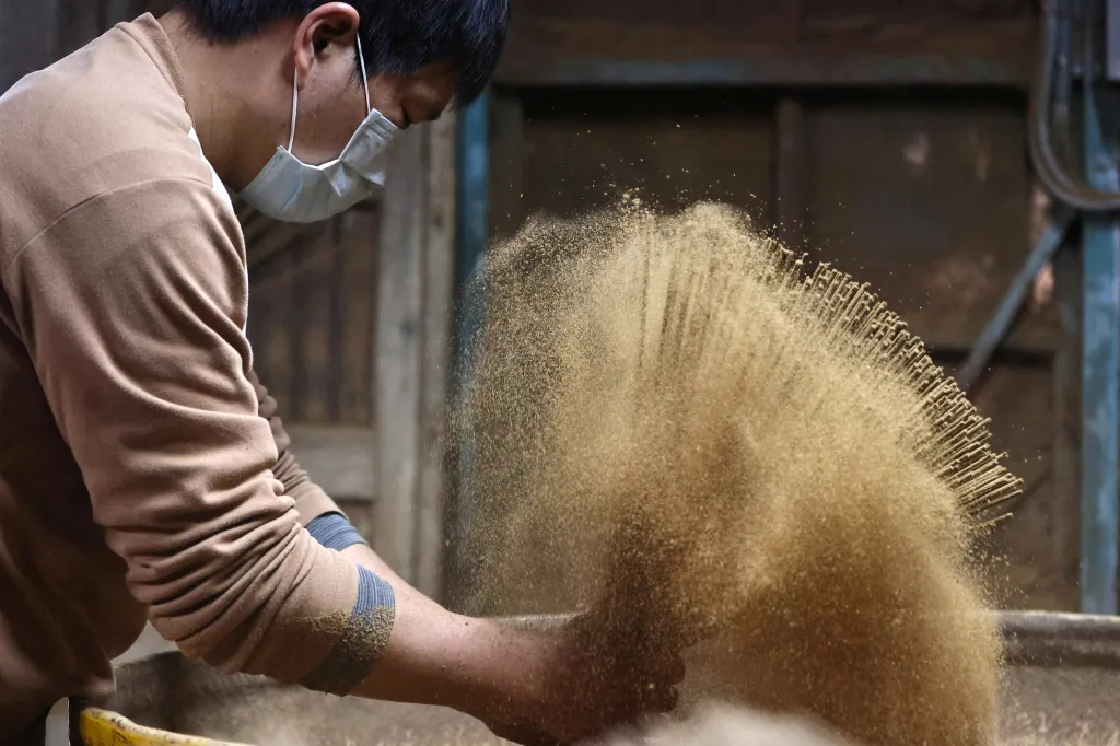 Huang Han-Rong ukazuje během speciálního wokshopu, jak se ručně vyrábějí vonné tyčinky. Tradiční postup ukázal v dílně v Čchang-chua na Tchaj-wanu.