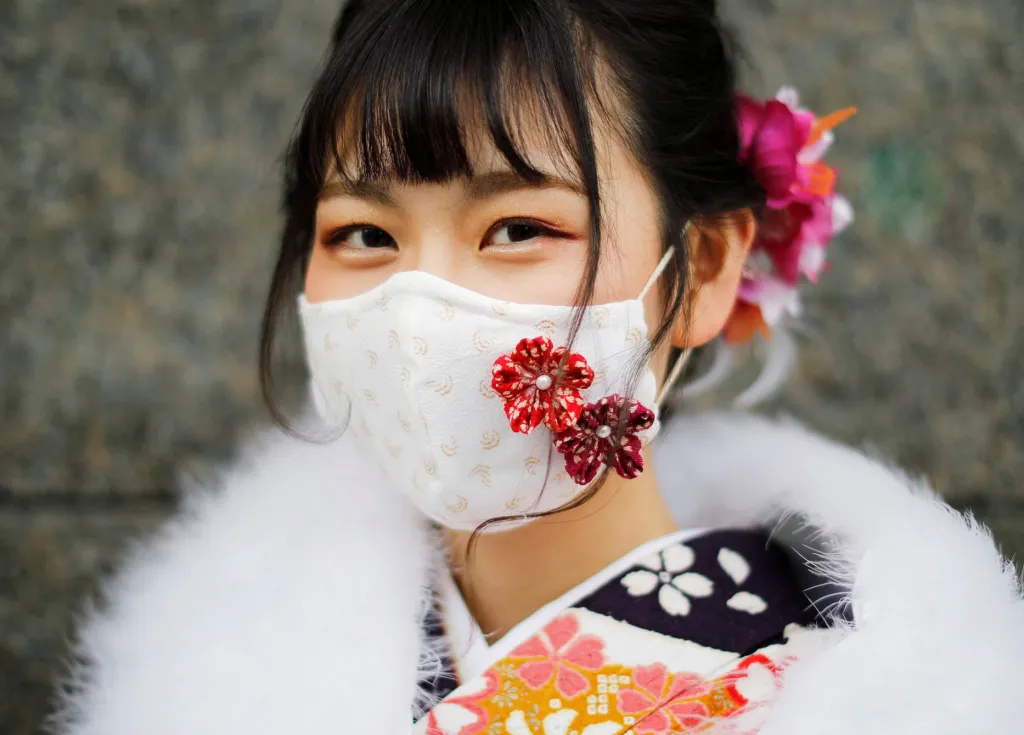 Mladí Japonci během státního svátku Dne dospělosti oslavují v ulicích města Jokohama