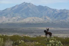 Apači na stezce Arizonou. Indiáni bojují o posvátnou půdu, na kterou chtějí úřady pustit těžaře