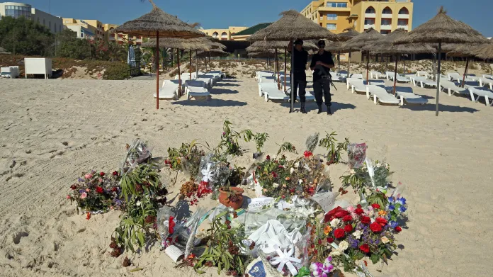 Na pláži v Sousse zůstává pietní místo