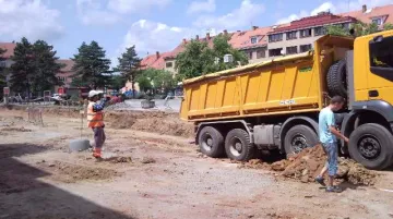 Munice z války nalezená v centru Moravského Krumlova, zastavila rekonstrukci náměstí