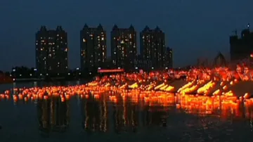 Lampiony štěstí na řece Sung-chua v čínské provincii Ťi-lin