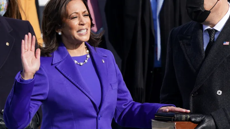 Stejnou přísahu musela pár minut před ním vyřknout i viceprezidentka Harrisová