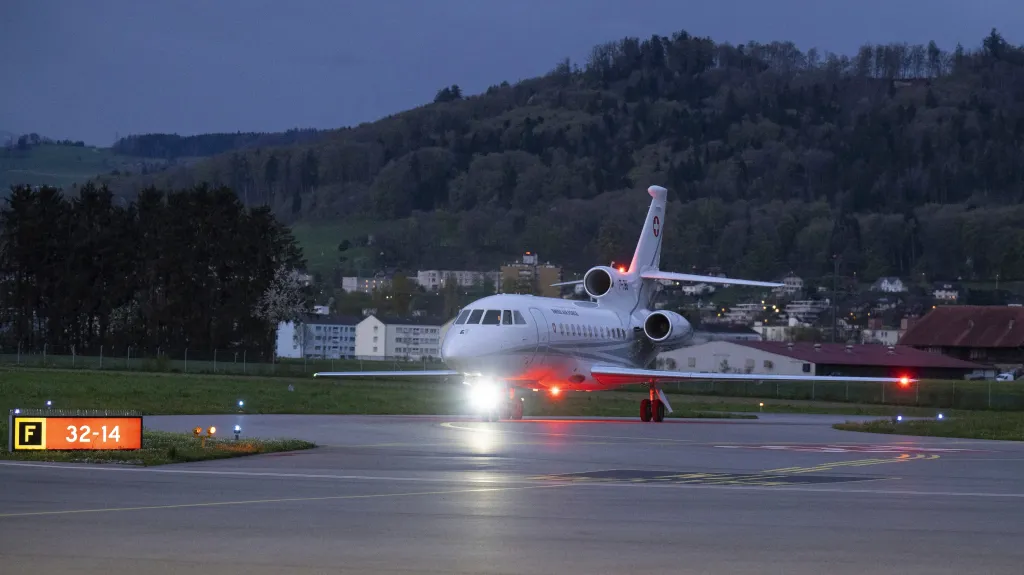 Evakuační letadlo přistává ve Švýcarsku