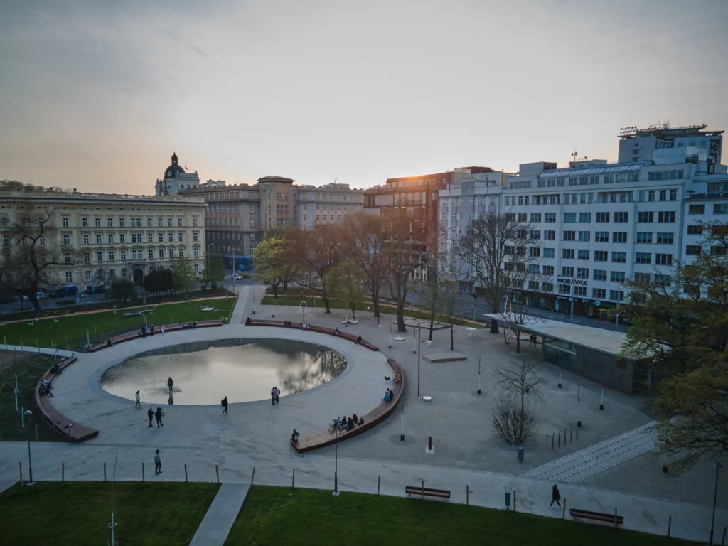 Vítěz kategorie Krajinářská architektura a zahradní tvorba - Park na Moravském náměstí v Brně. Autoři: Janica Šipulová, Martin Sládek, Klára Zahradníčková