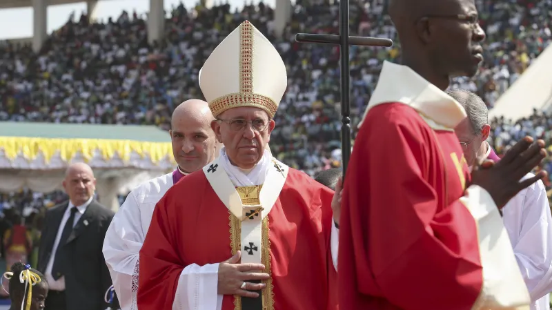 František sloužil mši na stadionu v Bangui